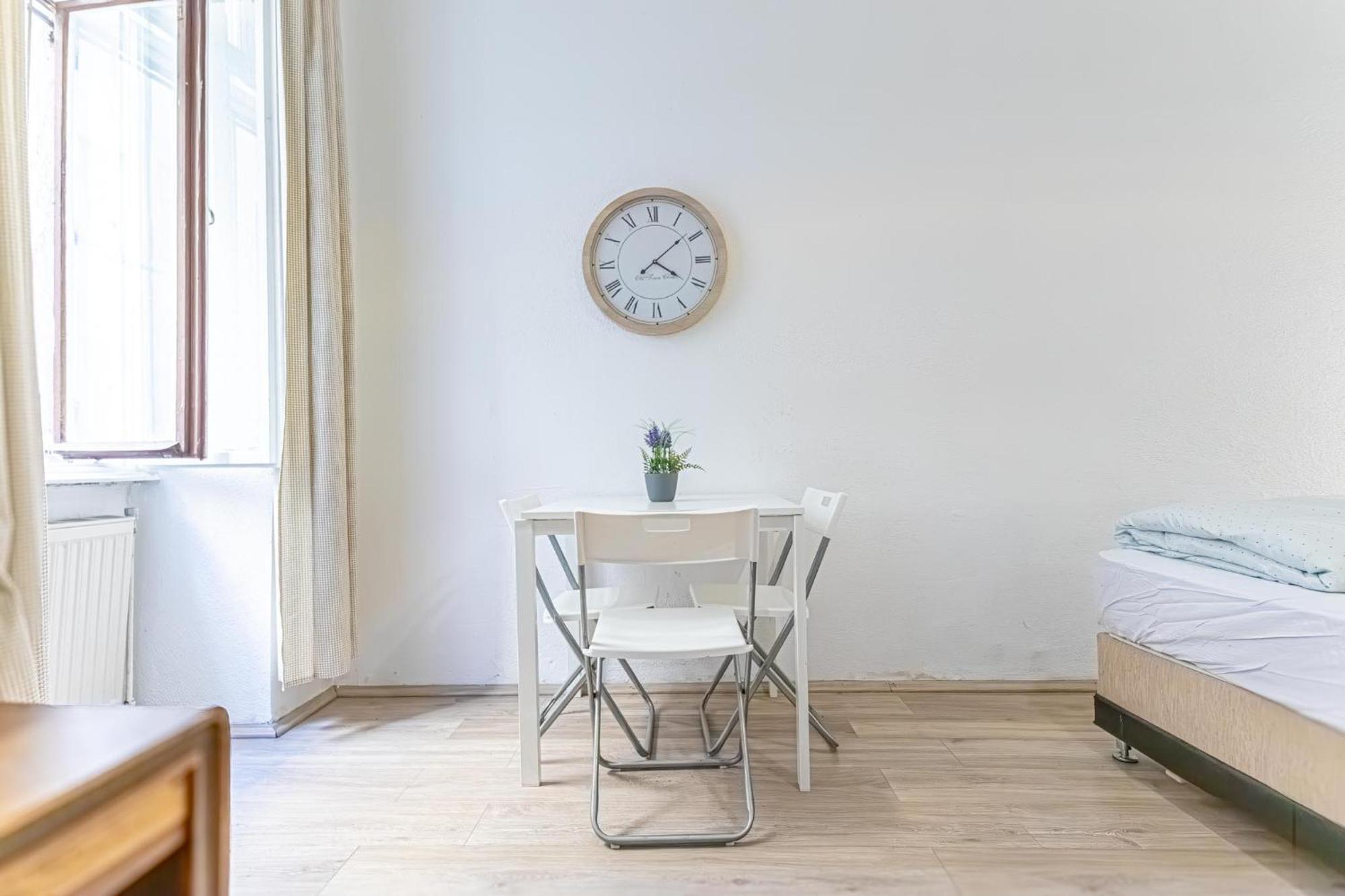 Appartement Chic Apartment- Suitable For Longstays Near Matzleinsforferplatz